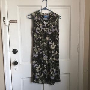 Sleeveless dress with different colors and pockets